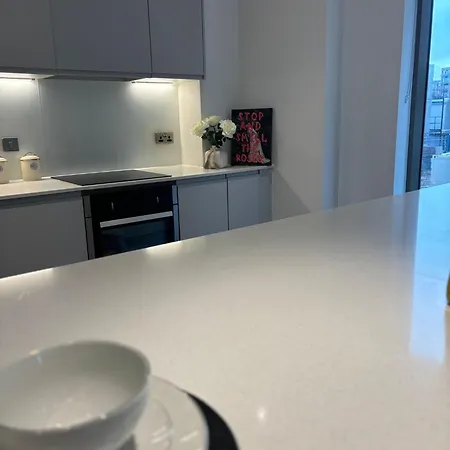 Entire Modern In Centre