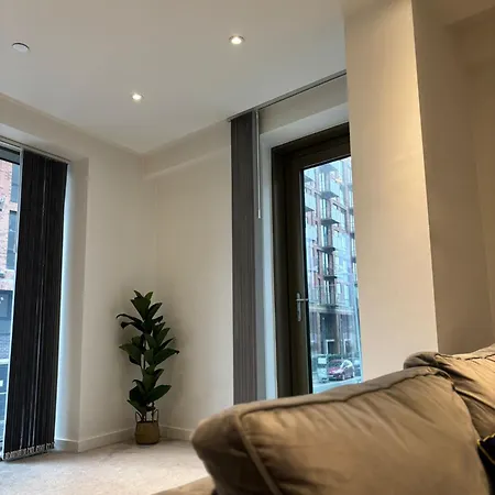 Entire Modern In Centre *