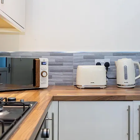 Windmill House- Close To Motorway & Co-op Live Holiday home