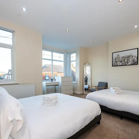Windmill House- Close To Motorway & Co-op Live Holiday home Manchester