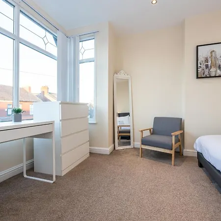 Windmill House- Close To Motorway & Co-op Live