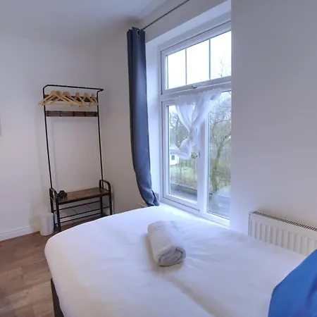6 Bed Sleeps 18 Free Parking * Manchester