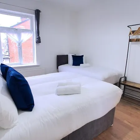6 Bed Sleeps 18 Free Parking