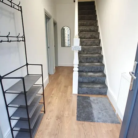 6 Bed Sleeps 18 Free Parking * Manchester