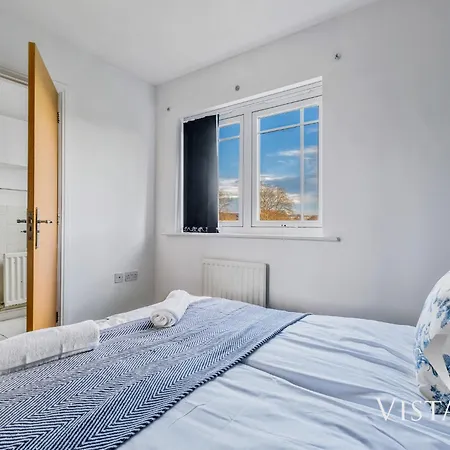 4 Bed House By Vista Short Lets & Serviced With Pool Table, Free Parking & Near Casa de Férias