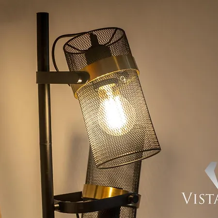 4 Bed House By Vista Short Lets & Serviced With Pool Table, Free Parking & Near Casa de Férias