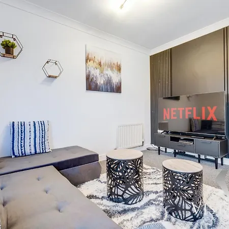 Casa de Férias 4 Bed House By Vista Short Lets & Serviced With Pool Table, Free Parking & Near Manchester