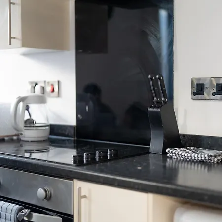 Quay House - Salford - 2bdr Sleeps 7, Spacious & Quiet - Free Parking - Close To Centre, United & The Lowry