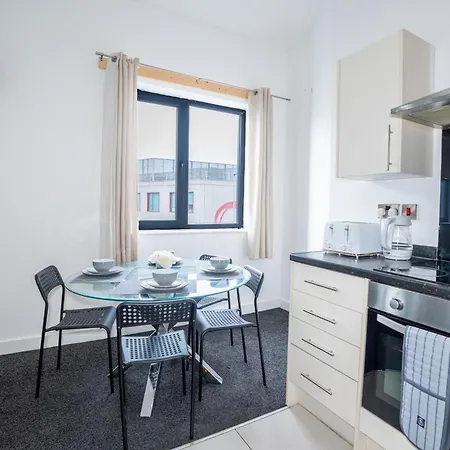 Quay House - Salford - 2bdr Sleeps 7, Spacious & Quiet - Free Parking - Close To Centre, United & The Lowry * 曼彻斯特