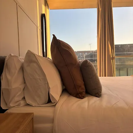 Centre Rooftop With Free Secure Parking Apartment *