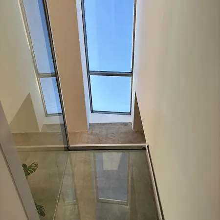Centre Rooftop With Free Secure Parking Apartment *