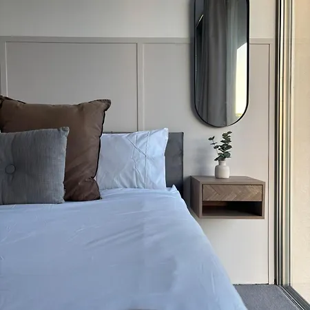 Centre Rooftop With Free Secure Parking Apartment *