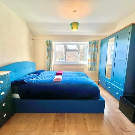 Spacious 3-bed Family Retreat With Cosy Living And Garden! Free Parking *