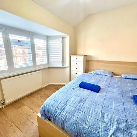 Spacious 3-bed Family Retreat With Cosy Living And Garden! Free Parking * Manchester