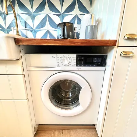 Spacious 3-bed Family Retreat With Cosy Living And Garden! Free Parking Manchester