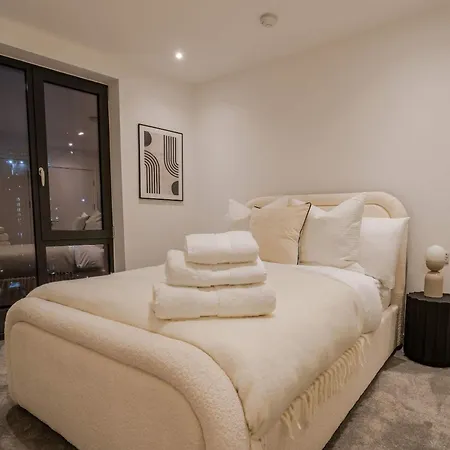 Bianco 2br With Views