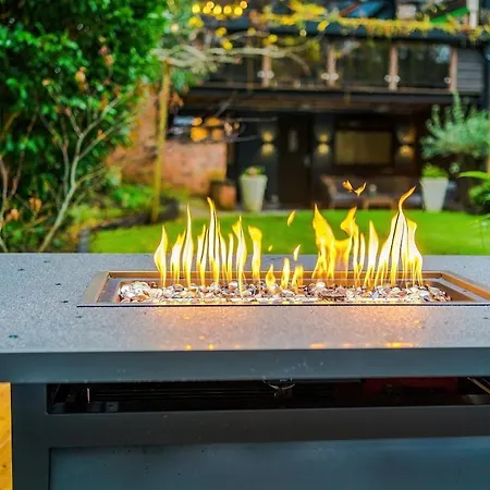 Сasa de vacaciones Unique In Northenden Urban Oasis Sleeps 8 *
