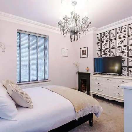 Сasa de vacaciones Unique In Northenden Urban Oasis Sleeps 8