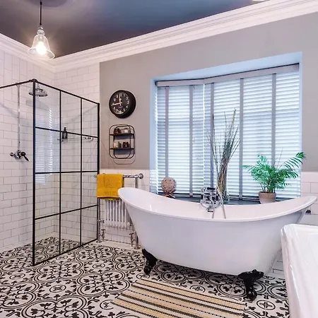 Сasa de vacaciones Unique In Northenden Urban Oasis Sleeps 8