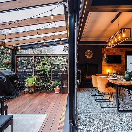 Unique In Northenden Urban Oasis Sleeps 8 Сasa de vacaciones