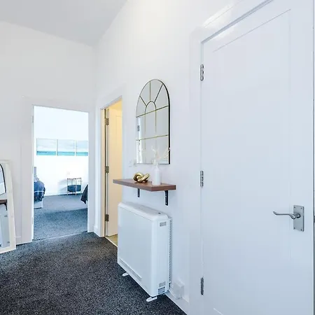 Sleeps 8, Free Parking, Stunning In Salford Quays, Perfect For Groups, Long Term Disc Manchester