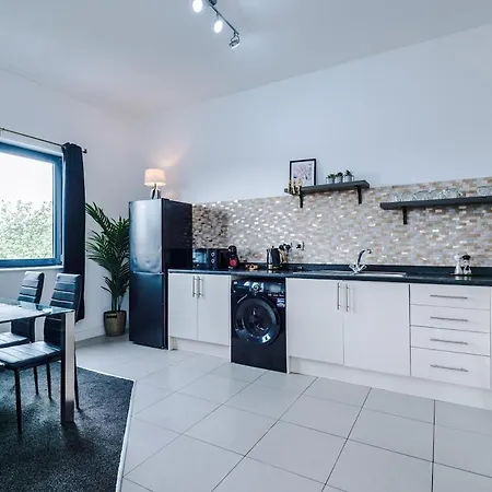 Sleeps 8, Free Parking, Stunning In Salford Quays, Perfect For Groups, Long Term Disc