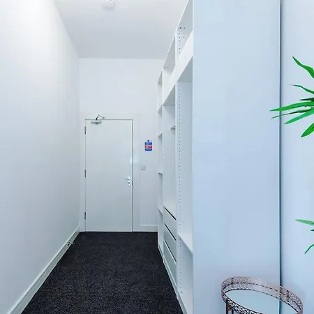 Sleeps 8, Free Parking, Stunning In Salford Quays, Perfect For Groups, Long Term Disc