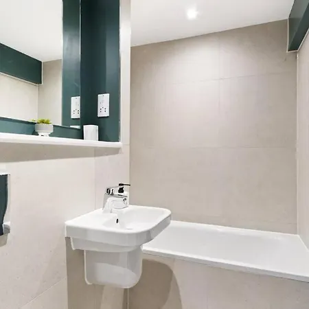 Modern With Roof Terrace * Manchester