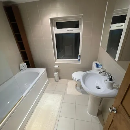 -sleeps 10 People Spacious House -fast Free Wifi -free Parking -contractor Friendly Nyaraló
