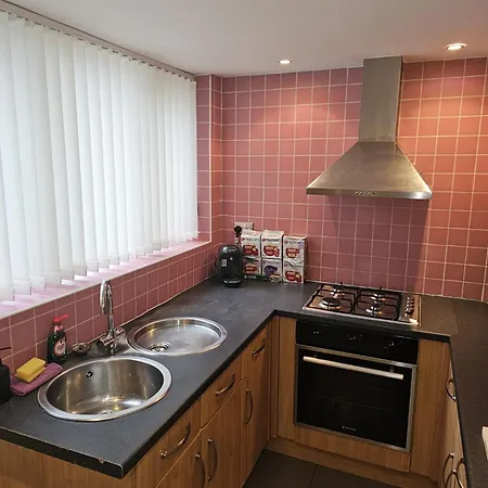 -sleeps 10 People Spacious House -fast Free Wifi -free Parking -contractor Friendly Manchester