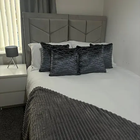 Nyaraló -sleeps 10 People Spacious House -fast Free Wifi -free Parking -contractor Friendly *