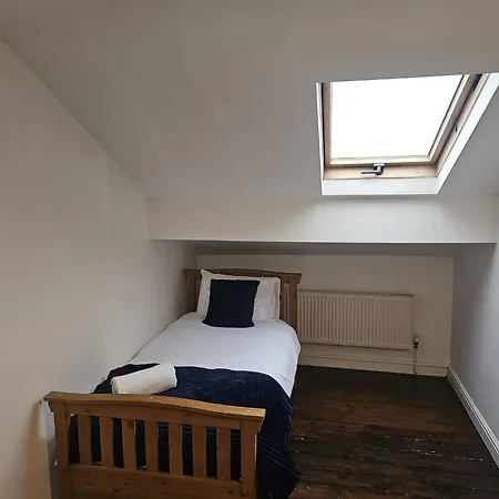 -sleeps 10 People Spacious House -fast Free Wifi -free Parking -contractor Friendly Nyaraló Manchester