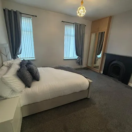 -sleeps 10 People Spacious House -fast Free Wifi -free Parking -contractor Friendly Manchester