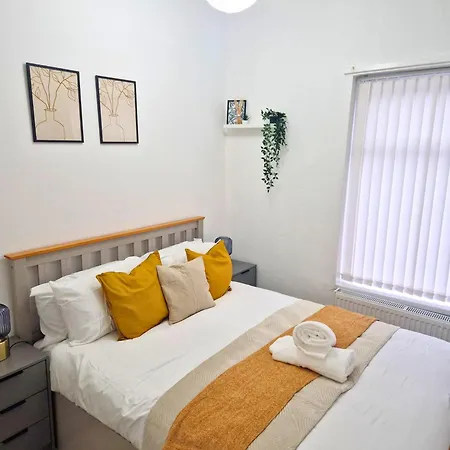 Modern House Close To Etihad, Coop Live, Centre, Ideal For Groups, Families & Work, Free Parking Feriehus