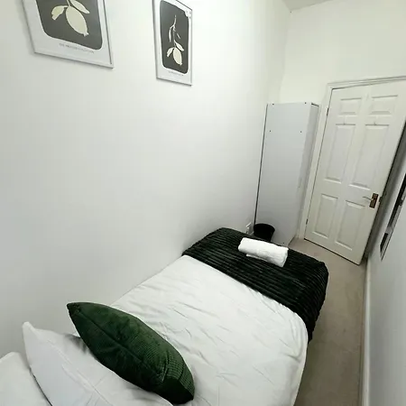 Feriehus Modern House Close To Etihad, Coop Live, Centre, Ideal For Groups, Families & Work, Free Parking