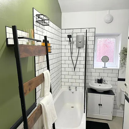 Stylish Close To Etihad, Coop Live, Centre, Ideal For Groups, Families & Work, Free Parking * Manchester
