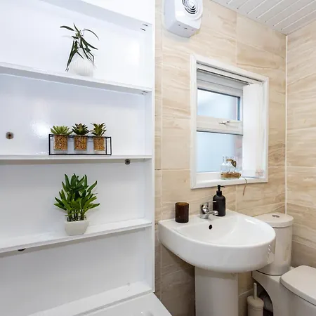 Urban Haven Hall Luxury Rusholme, Near Centre Hospitals