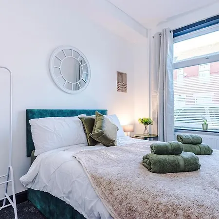 Apartment Free Park, Sleeps 8, Stunning In Salford, Long Term Disc, Perfect For Groups