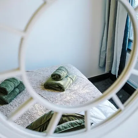 Free Park, Sleeps 8, Stunning In Salford, Long Term Disc, Perfect For Groups Apartment Manchester