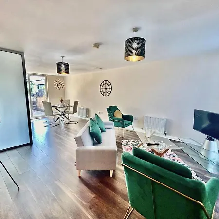 Apartman Cute 3 Bedroom House Near Etihad Stadium And Coop Arena With Parking *