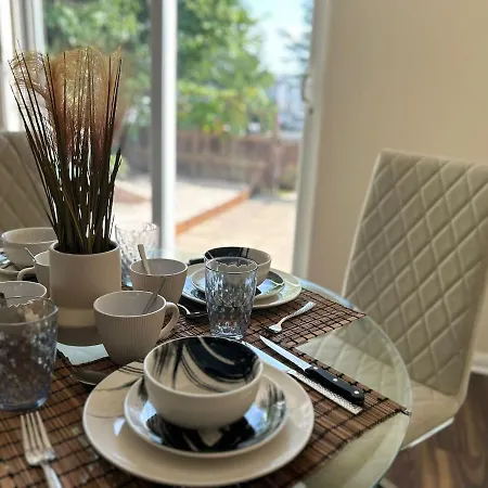 Apartman Cute 3 Bedroom House Near Etihad Stadium And Coop Arena With Parking Manchester