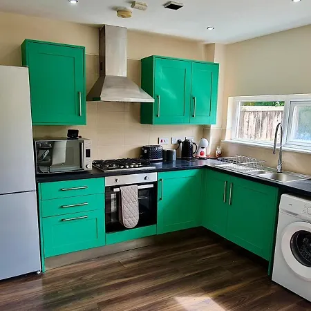 Cute 3 Bedroom House Near Etihad Stadium And Coop Arena With Parking *