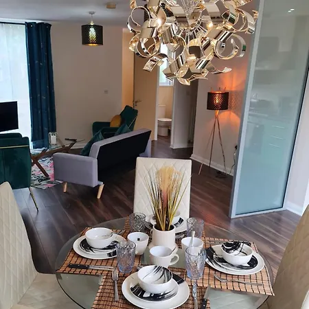 公寓 Cute 3 Bedroom House Near Etihad Stadium And Coop Arena With Parking
