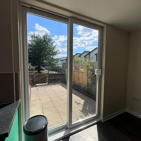 Apartman Cute 3 Bedroom House Near Etihad Stadium And Coop Arena With Parking Manchester