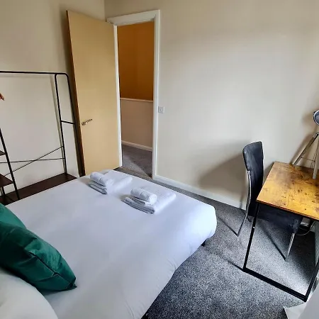 Cute 3 Bedroom House Near Etihad Stadium And Coop Arena With Parking Apartman