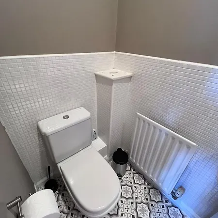 Cute 3 Bedroom House Near Etihad Stadium And Coop Arena With Parking Apartman