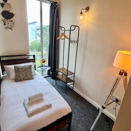 公寓 Cute 3 Bedroom House Near Etihad Stadium And Coop Arena With Parking