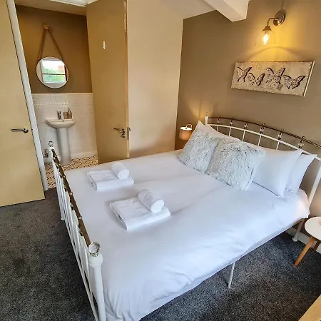 Cute 3 Bedroom House Near Etihad Stadium And Coop Arena With Parking 公寓 *