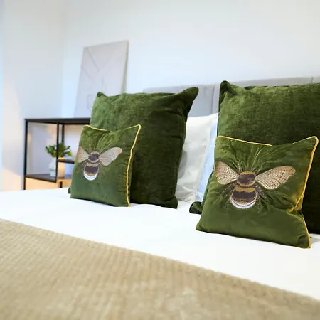 Spacious 2-bed Near Centre, Fast Wifi