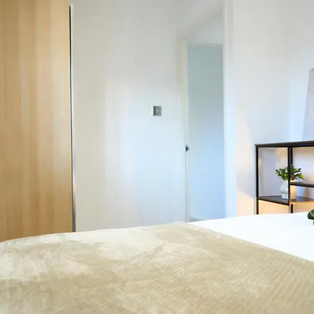 Spacious 2-bed Near Centre, Fast Wifi Holiday home